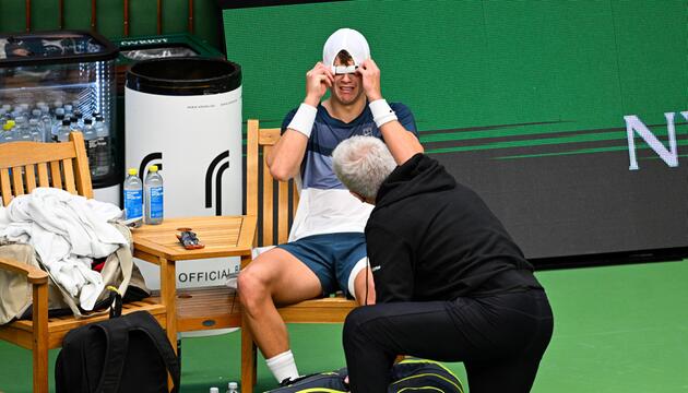 Holger Rune weint, während er vom Physiotherapeuten behandelt wird