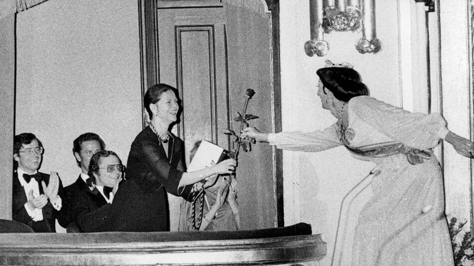 Christer Lindarw, verkleidet als Königin Silvia, überreicht der echten Königin eine Rose