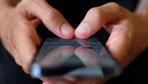 Ein Mann tippt auf einem Smartphone