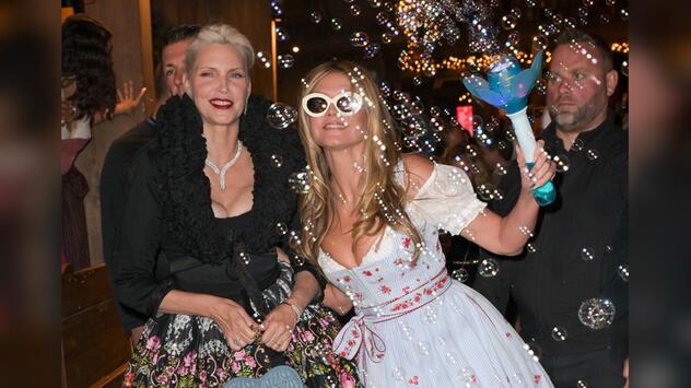 Zwei Supermodels unter sich: Heidi Klum (r.) hatte bei ihrem Wiesn-Bummel Nadja Auermann dabei.