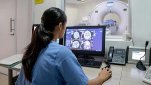 Radiologin bei der Durchführung eines CT-Scans des Gehirns im Krankenhaus