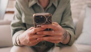 Frau schaut auf ihr Smartphone