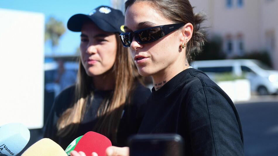 Patri Guijarro (L) und Mapi Leon sprechen mit Pressevertretern.