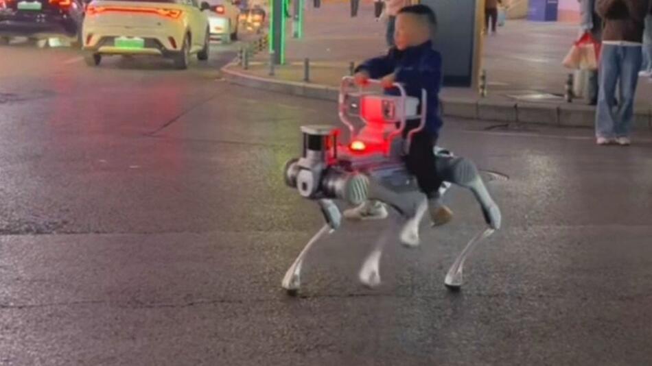 Junge auf Roboterhund