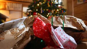 Geschenkpapier von ausgepackten Weihnachtsgeschenken