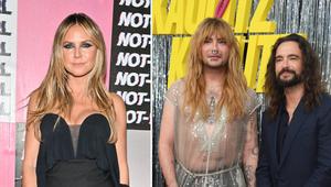 Heidi Klum (li.) sendet Herzchen-Grüße an Bill und Tom Kaulitz (re.).