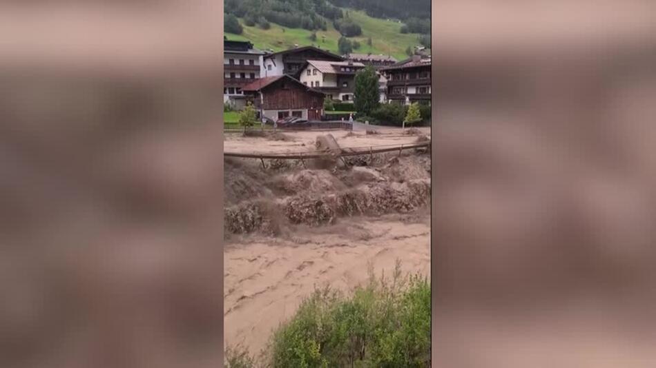 Sankt Anton in Tirol: Wasser und Schlamm reißen Autos mit sich