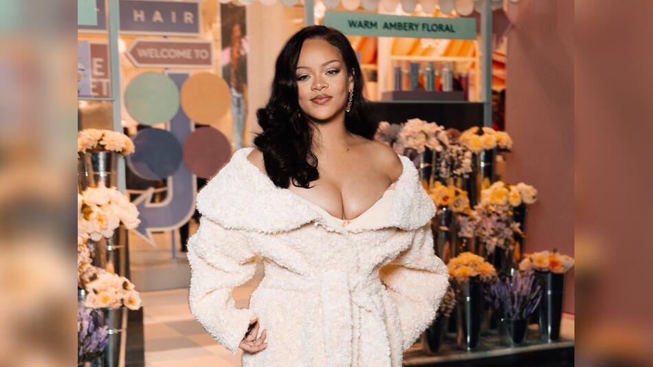 Rihanna bringt eine Weihnachtskollektion Onesies auf den Markt.