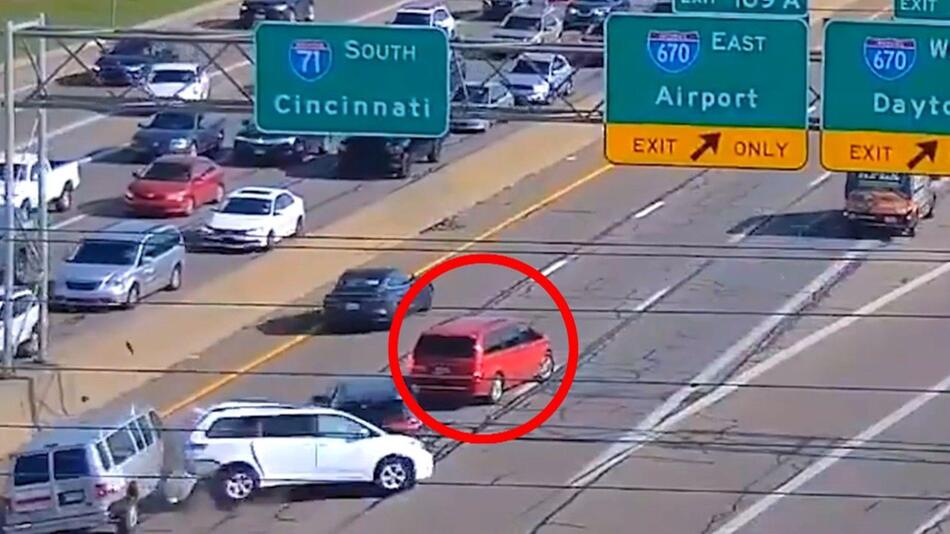 Ausfahrt verpasst: Fahrer stoppt mitten auf Highway – dann kracht es