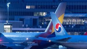 Flugzeug von Korean Air (r) steht am Flughafen Frankfurt/Main