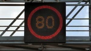 Elektronisches Verkehrsschild, das eine Geschwindigkeitsbegrenzung von 80 km/h anzeigt.