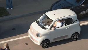 Park-Magie: Mini-Elektroauto gleitet seitwärts in Lücke