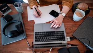 Eine Frau arbeitet an einem Laptop