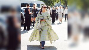 Jeans unterm luftigen Kleid: So lassen sich sommerliche Pieces auch im Herbst tragen.