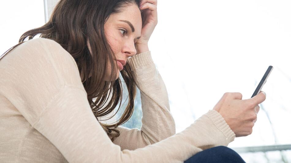 Frau mit Smartphone