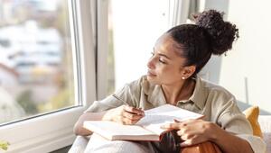 Eine Frau schreibt Tagebuch.