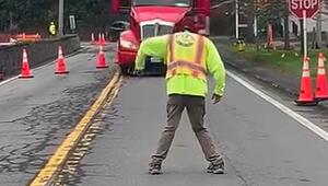 Tanzeinlage: Straßenarbeiter regelt Verkehr in New York mit vollem Körpereinsatz