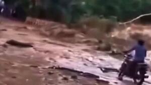 Plötzlich läuft der Fluss über: Reißende Schlammflut überschwemmt Straßen