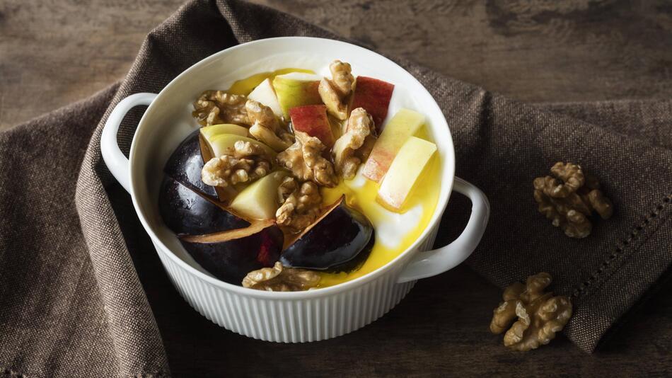 Schale mit Obst und Walnüssen