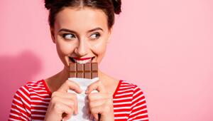 Frau isst Schokolade