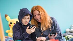 Mutter und Sohn mit Smartphones