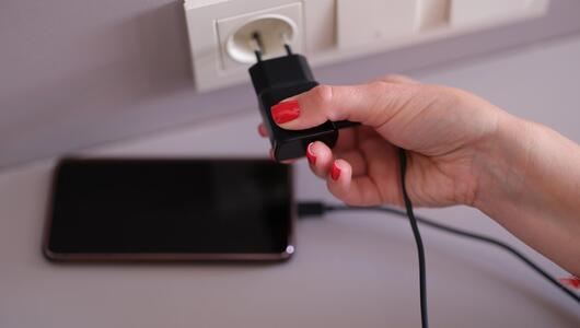 Smartphone mit Ladekabel