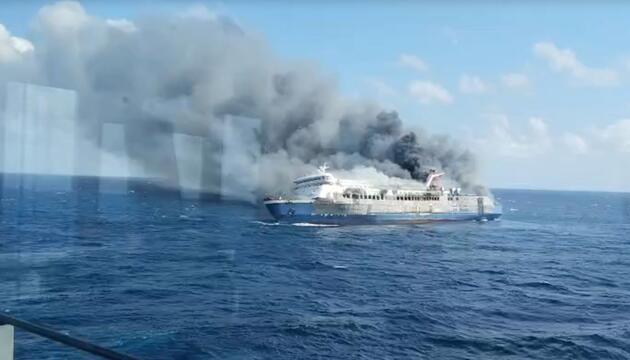 Feuer auf Passagierschiff in Indonesien