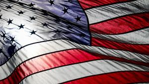 Die Sonne scheint durch eine US-Flagge