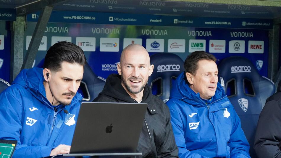 Christian Ilzer (TSG Hoffenheim) mit Laptop