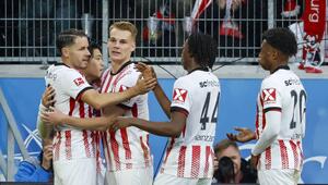 Freiburger Spieler jubeln über ein Tor gegen den FC St. Pauli.