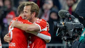 Kane und Goretzka umarmen sich 