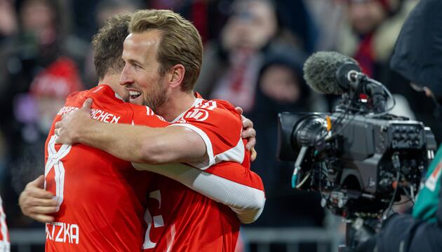 Kane und Goretzka umarmen sich 