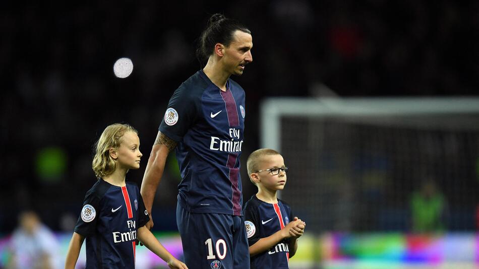 Zlatan Ibrahimovic als Stürmerstar von Paris Saint-Germain mit seinen beiden Söhnene