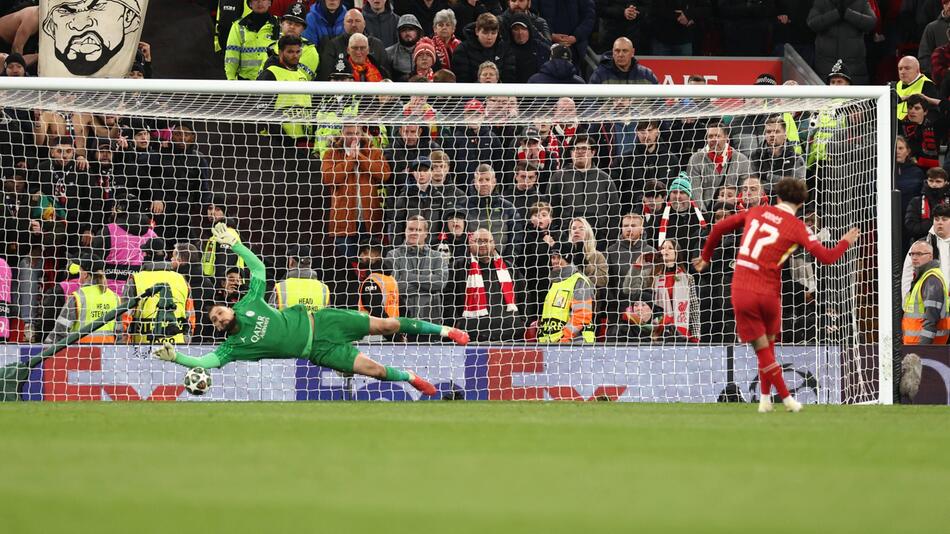 Curtis Jones verschießt den entscheidenden Elfmeter gegen PSG-Torwart Gianluigi Donnarumma.