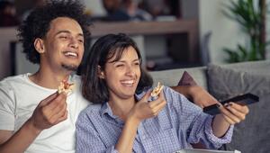 Paar mit Pizza vor dem TV 