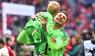 Manuel Neuer feiert die Meisterschaft mit Sohn Luca.