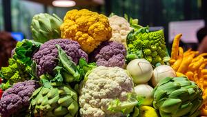 Lila, gelber, Romanesco und klassischer Blumenkohl