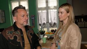 "GZSZ": Jessica (r.) gibt vor Michi zu, dass sie unter dem Bruch mit Toni leidet.