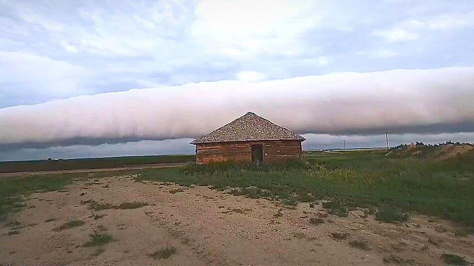 Wie eine Welle: Riesen-Wolkenwalze rollt über Colorado hinweg