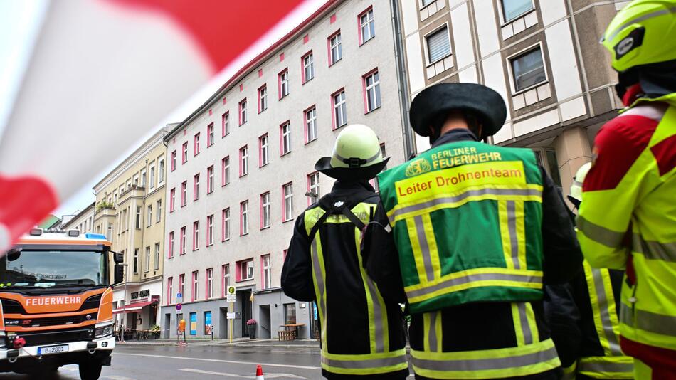 Feuerwehr räumt Haus in Berlin-Mitte wegen Einsturzgefahr
