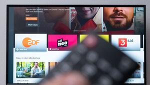 Fernbedienung vor der ZDF-Mediathek