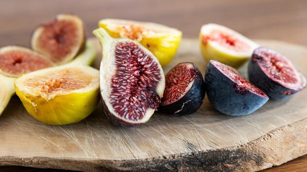Pistolen unter Feigen versteckt