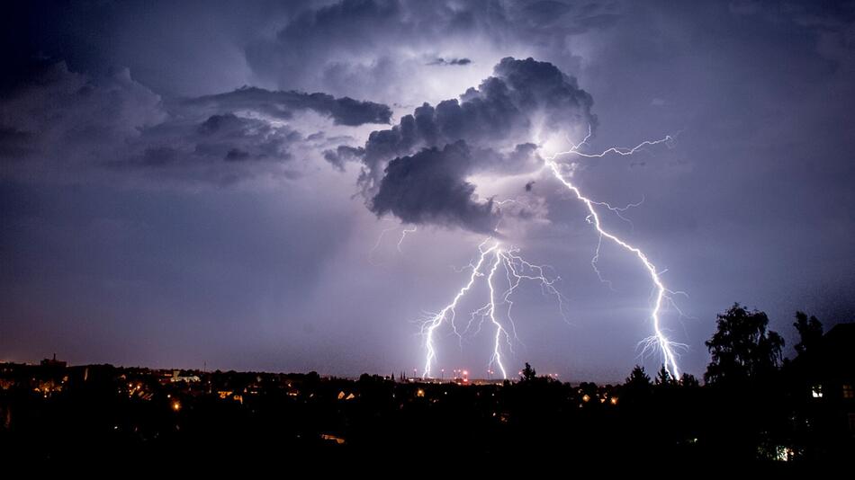 Blitze sind am Himmel bei Görlitz zu sehen