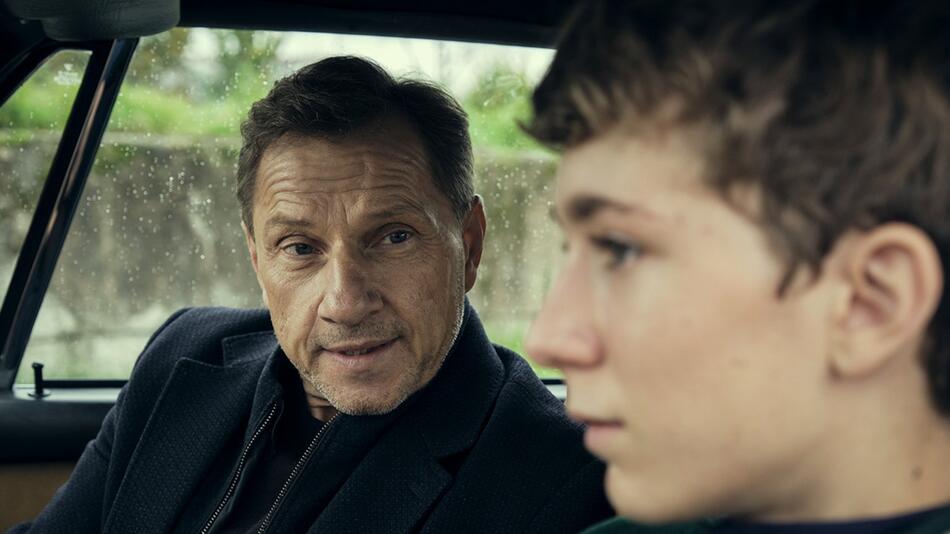 "Tatort: Zerrissen": Thorsten Lannert (Richy Müller) baut Vertrauen zu dem jungen David (Louis ...