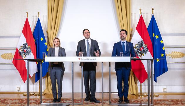 Schmidt, Pröll und Wiederkehr sind mit der Regierungsarbeit zufrieden.