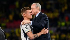 Florentino Pérez (r) und Toni Kroos