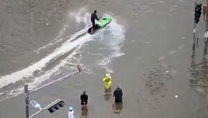 Mitten in der Flut: Mann fährt Jetski durch überschwemmte Straße in Bangkok – mit Folgen