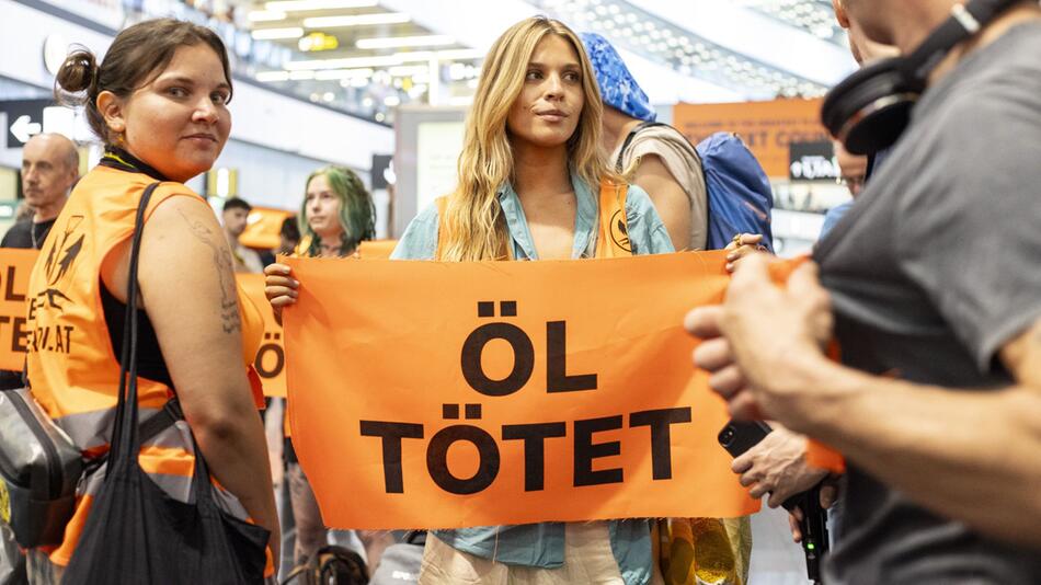 Protestaktion der "Letzten Generation" am Flughafen Wien