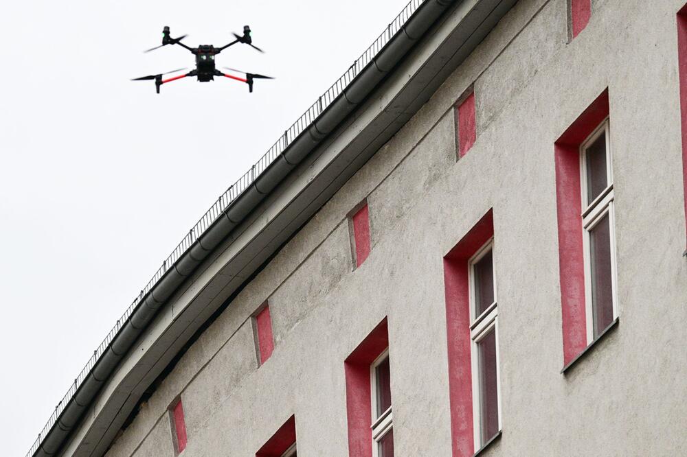 Feuerwehr räumt Haus in Berlin-Mitte wegen Einsturzgefahr