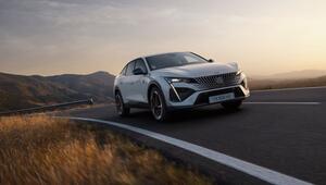 Der neue Peugeot E-408 auf einer Straße